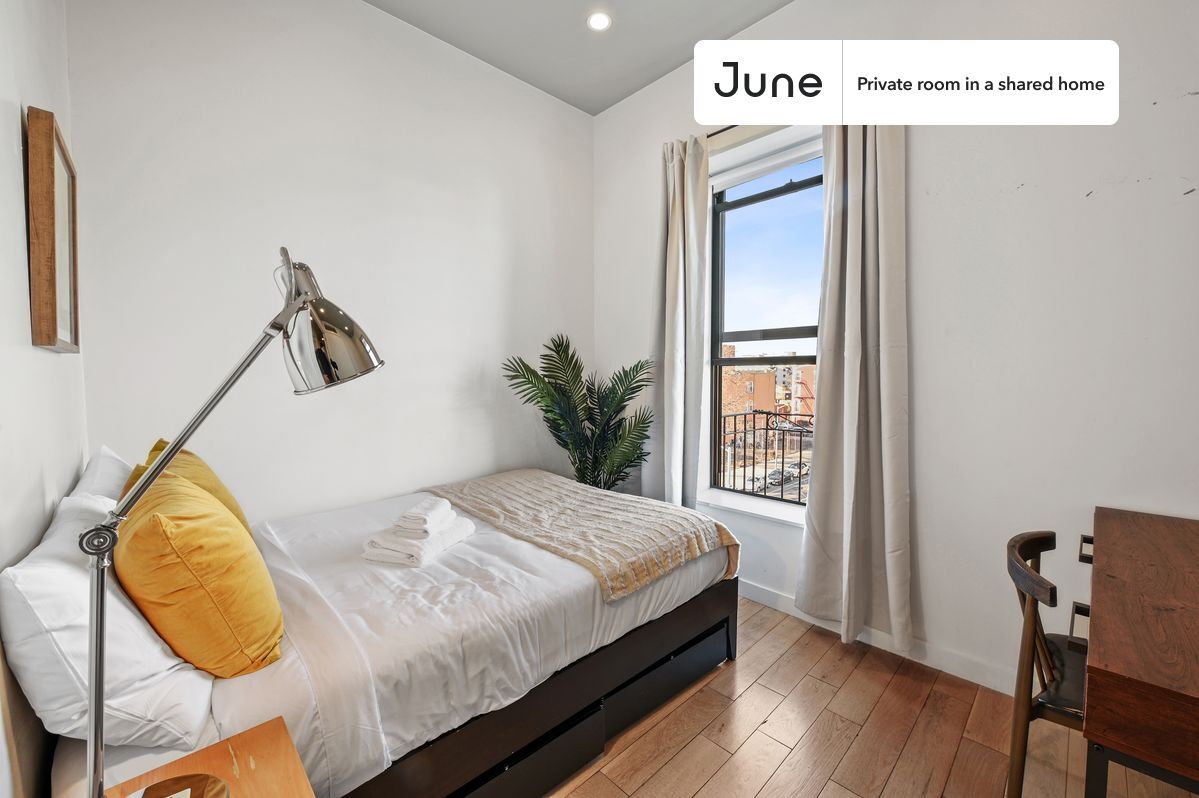 Primary Photo - Private bedroom in 6 bed/2 bath Home