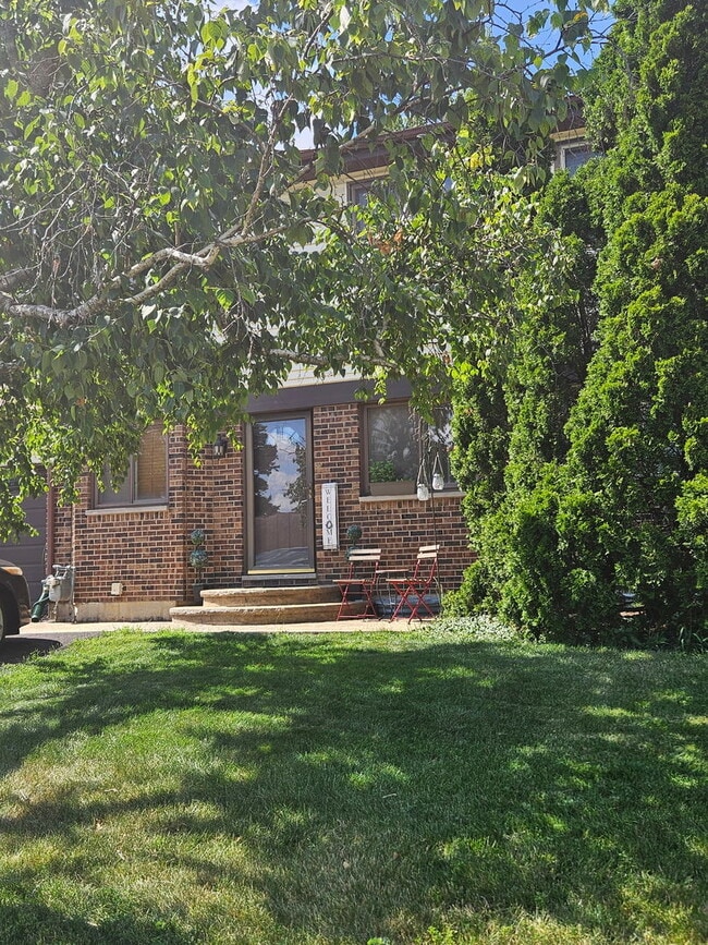 Building Photo - 23W434 Greenbriar Dr