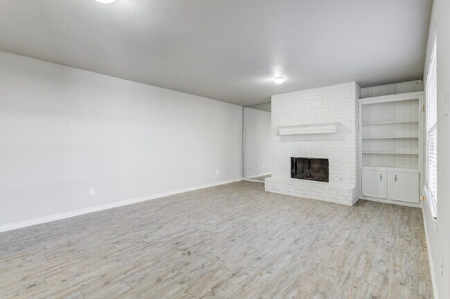 Foto del edificio - Two Story, 2 Bed / 1.5 Bath Duplex with Mo...