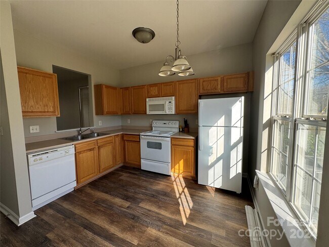 Building Photo - 5541 Seths Dr