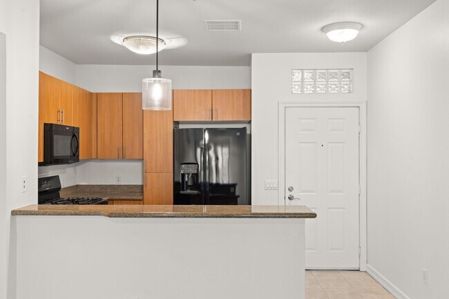 Building Photo - 2 Bed/2 Bath Condo available at Union Square!