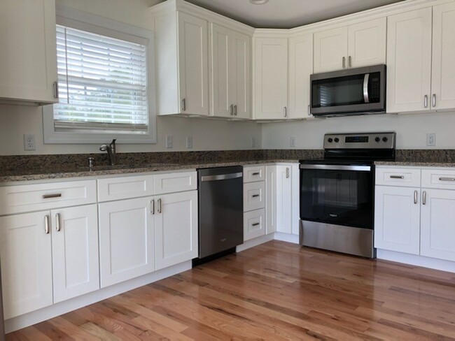 Foto del edificio - Pristine Duplex with Hardwood Floors and M...