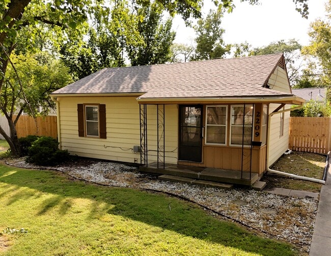 Building Photo - 2209 Green Ave