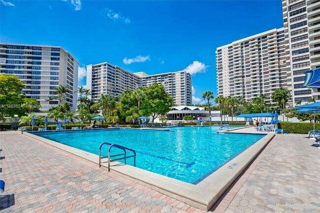 Foto del edificio - 2500 Parkview Dr
