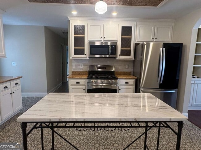 Building Photo - 616 Embassy Walk