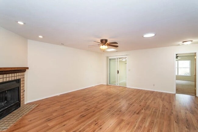 Foto del edificio - 4 bedroom 3 bath 2 car garage- Large Townhome In *Timber Ridge Subdivision*