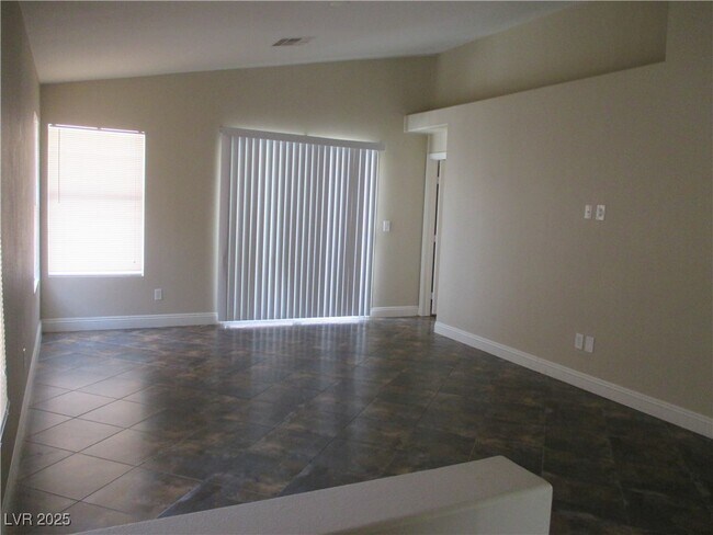 Foto del edificio - 10530 Lilac Tree Ave
