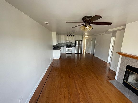 Sala de estar frente a la cocina - 432 Russia Ave