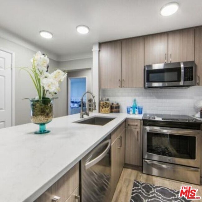 Building Photo - 6600 Beachview Dr