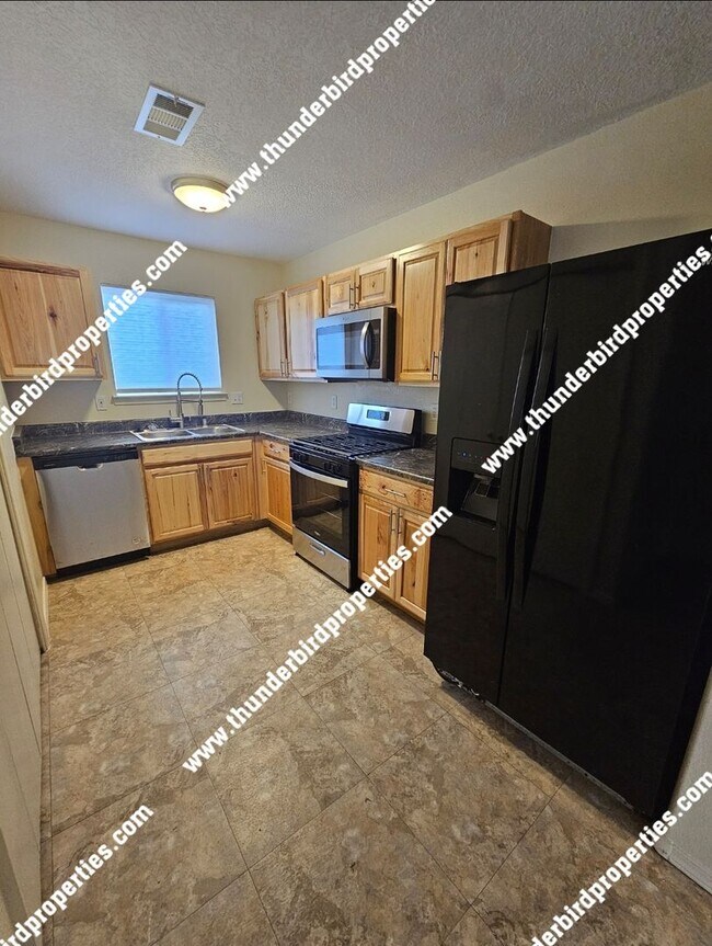 Foto del edificio - Available NOW located in a Gated community!!!