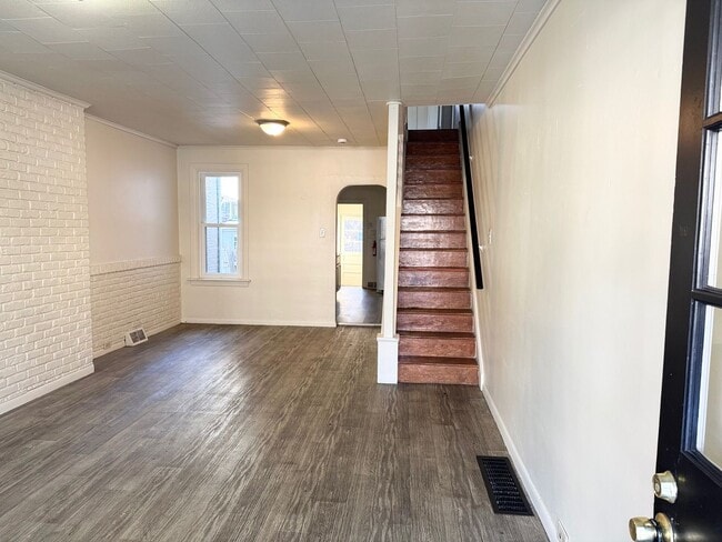 Building Photo - 4 Bedroom Townhome