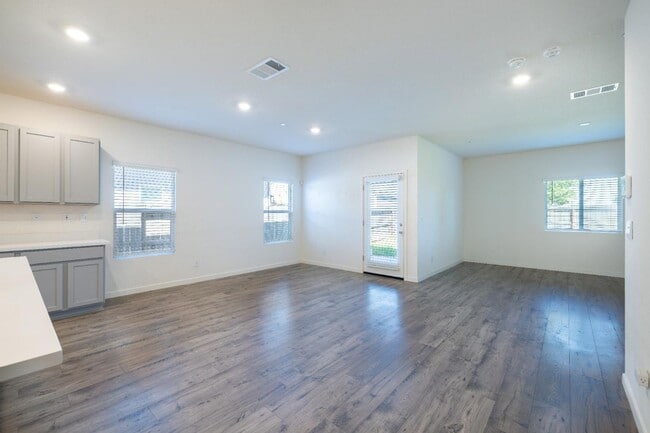 Building Photo - 2057 Skipper Cv Wy