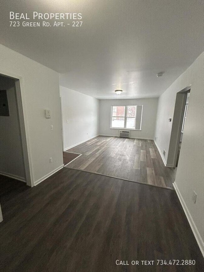 Foto del edificio - 723 Green Rd