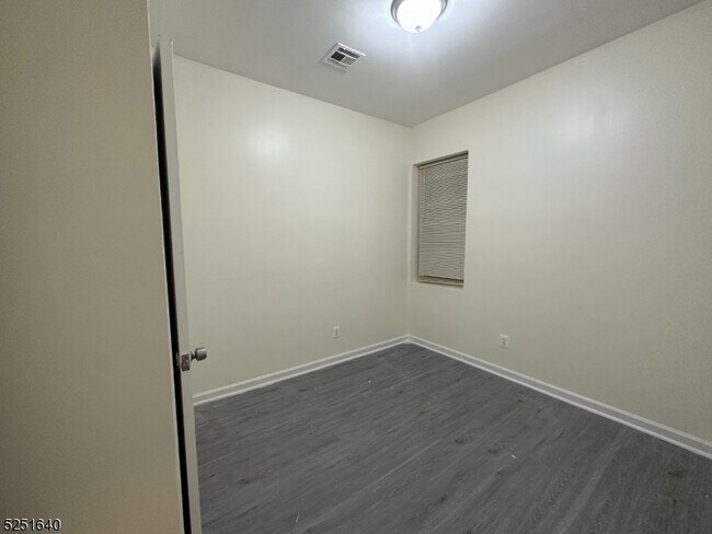 Foto del edificio - 165 Sherman Ave