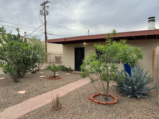 Building Photo - Welcome to 812 S Plumer in Tucson, AZ! Thi...