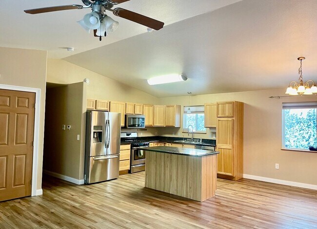 Foto del edificio - Fantastic, Single Family, Ranch Style home on an acre! Upgraded 3bed/2bath/2 car garage with all ...