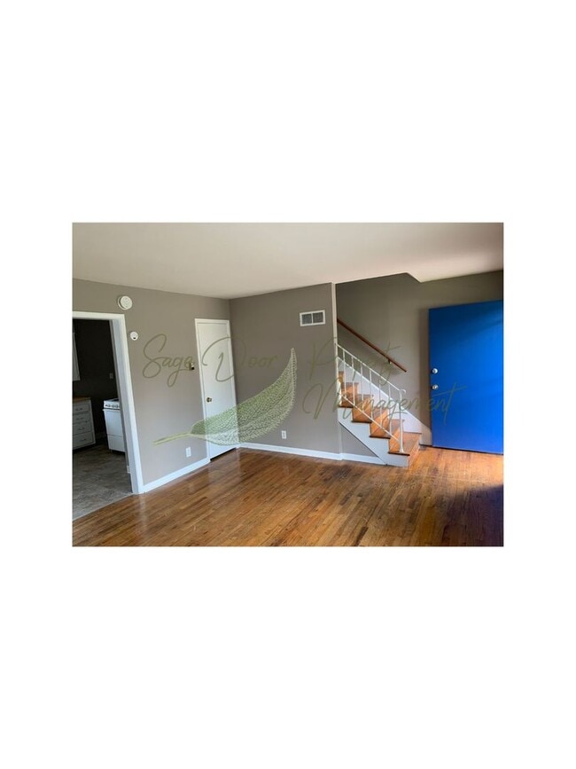 Foto del edificio - FRESH PAINT THROUGHOUT!!!