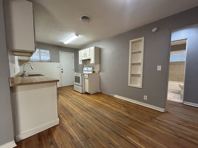 Foto del edificio - Charming 3-Bedroom Home with 2 Baths in th...
