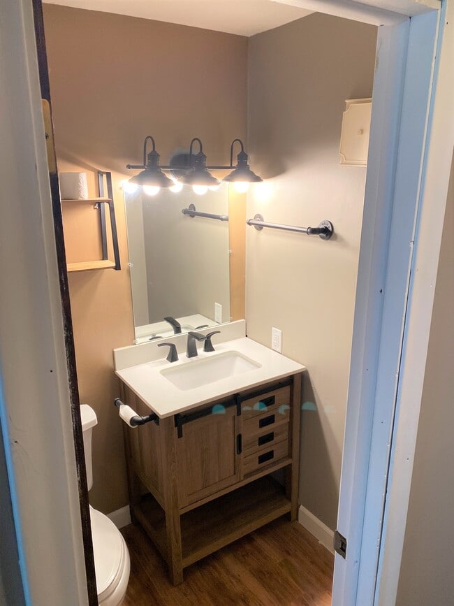 Building Photo - 14B Country Squire Dr