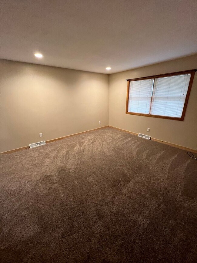 Building Photo - Nicely updated 2 bedroom!