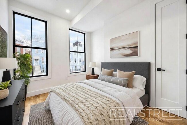 Foto del edificio - Brand New 3 Bed 2 Bath in Crown Heights with Backyard!