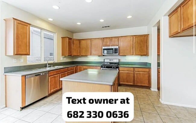 Building Photo - 44906 Lotus Ln