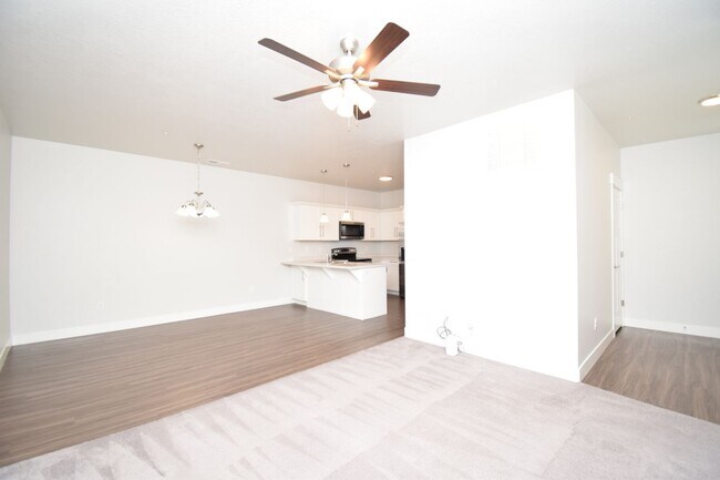Building Photo - Bright 3 bed Condo with Pool, HOA, and Great Amenities!!