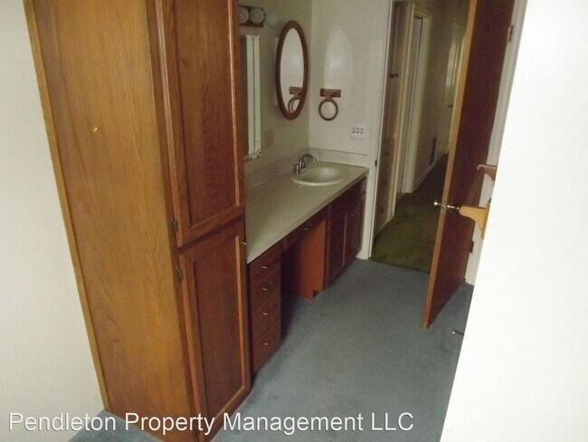 Building Photo - 3 br, 1 bath House - 453 E Darwin Street