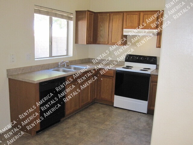 Building Photo - 427 S Sabrina