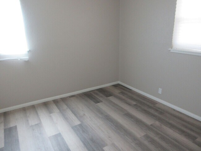 Building Photo - Newly Renovated 2bd 1 ba