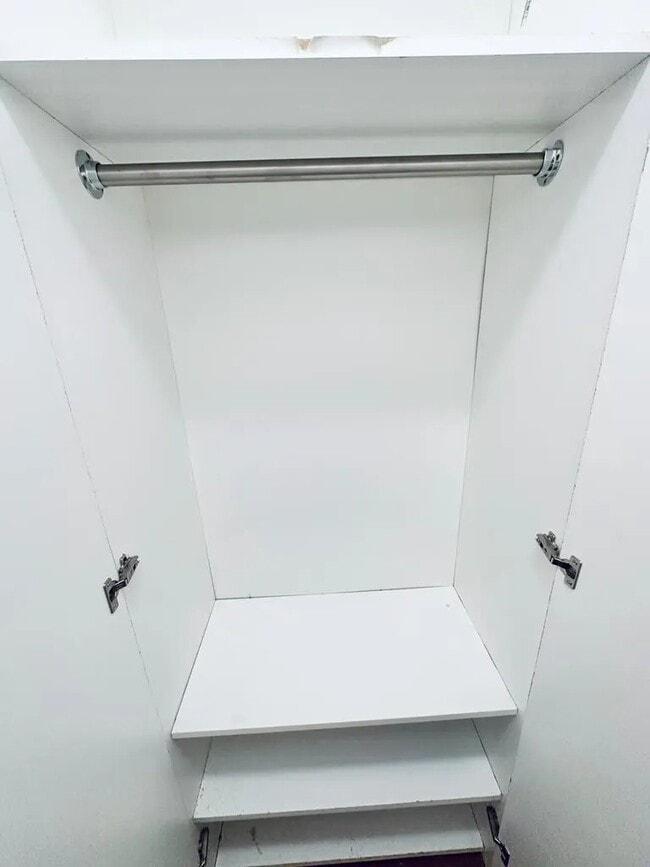 Foto del edificio - Furnished room/NOT APARTMENT