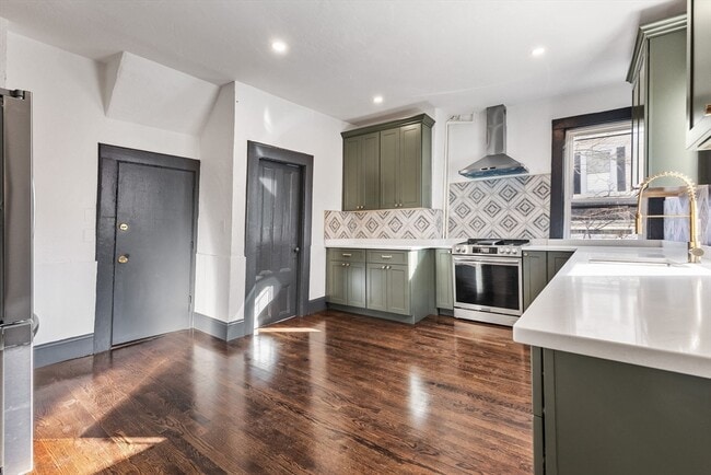 Building Photo - 10 Carlton St