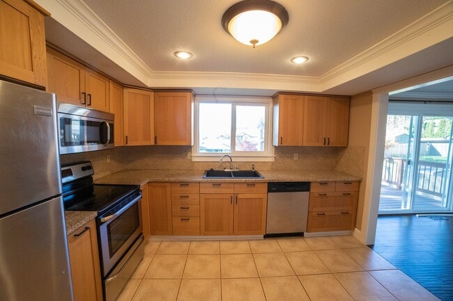 Building Photo - Stunning 4-bedroom, 3-bathroom home in Gre...