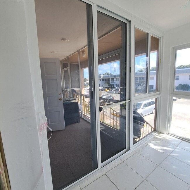Building Photo - 147 Stratford K