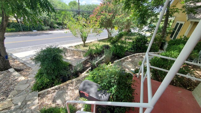 Building Photo - 902 E Live Oak St
