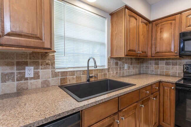 Foto del edificio - 3-Bedroom Home in Pine Lakes, Palm Coast