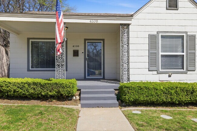 Foto del edificio - "Picture-perfect 2-1 with Updated Touches, a Cozy Backyard, and Prime Location near Downtown!"