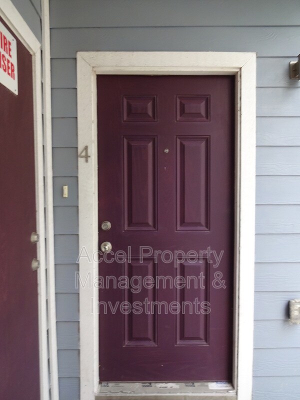 Building Photo - 401 E Ebony Ave