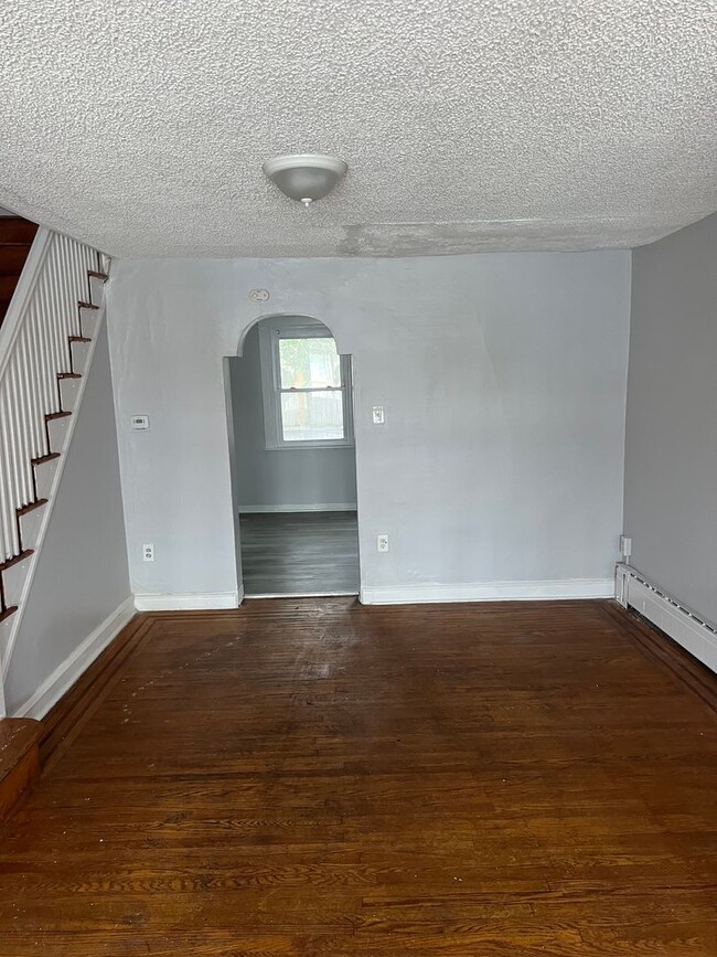 Building Photo - 3 bedroom renovated property section 8 app...