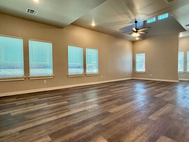 Foto del edificio - Brand NEW Large 1 Bed, 1 Bath in Beautiful...