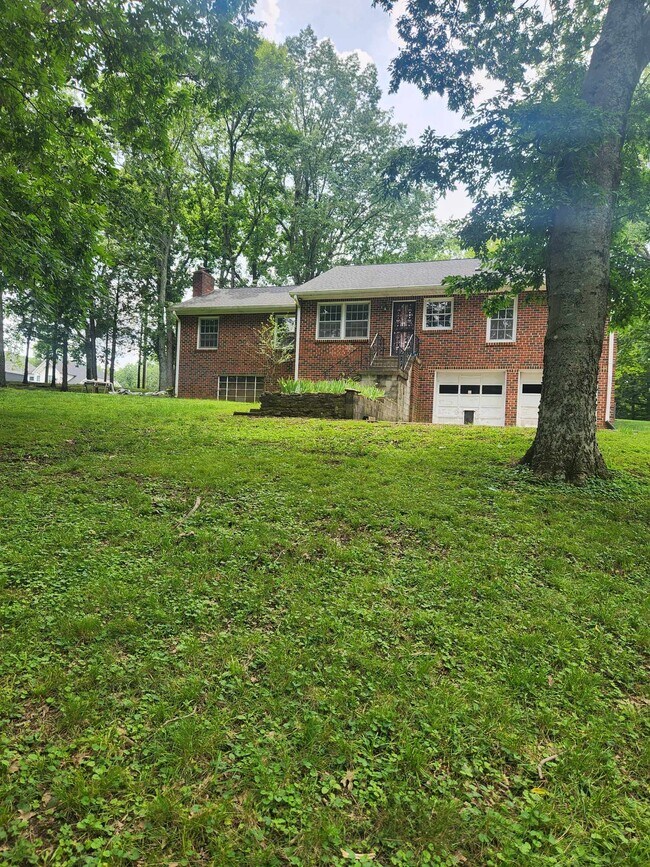 Building Photo - 252 Liberty Ln