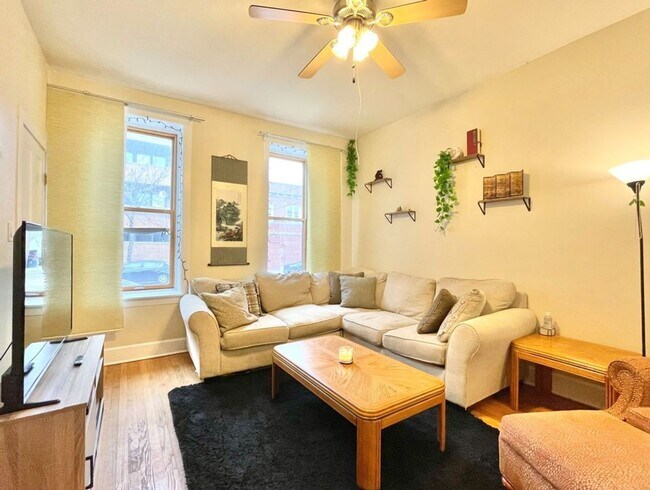 Foto del edificio - 2211 W Armitage Ave