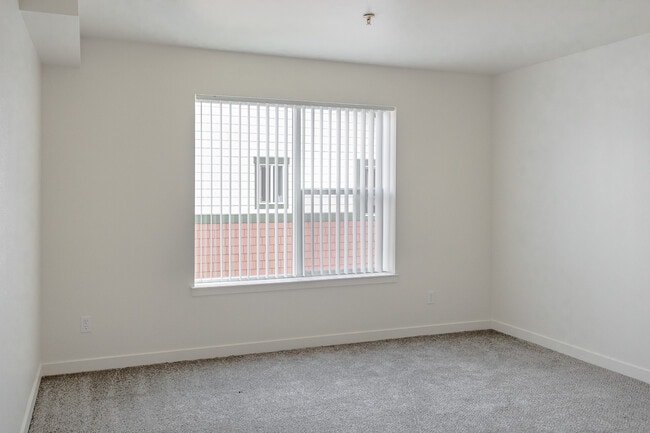 D STREET APARTMENTS - PORTLAND, OR - Sunshine Meadows