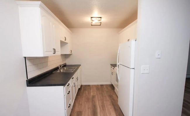 Building Photo - 308 Lewis Ave