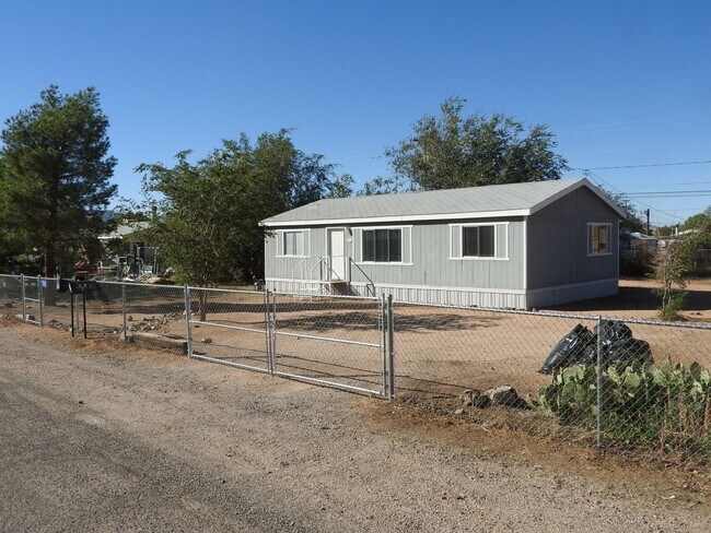 Building Photo - Large double lot with three bedroom manufa...