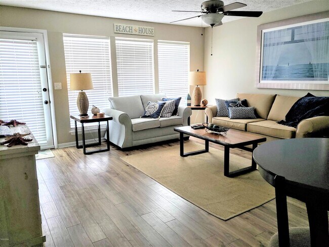 Foto del edificio - 17670 Front Beach Rd