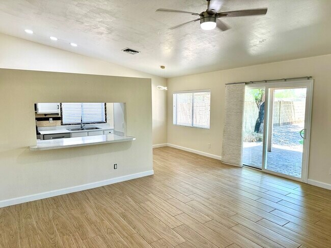 Foto del edificio - Beautifully updated Mesa home near Whitman Park with wood-look tile, fresh paint, vaulted ceiling...