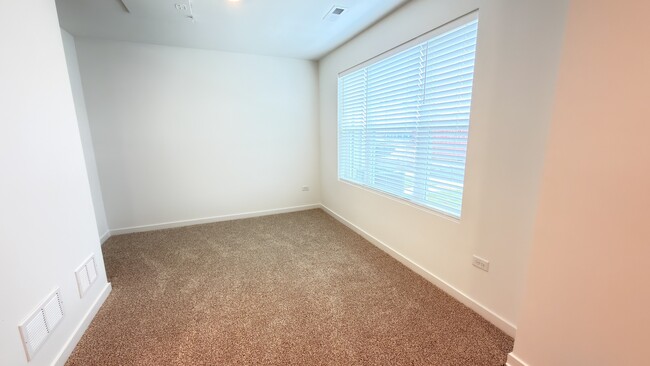 Building Photo - 435 Lakeshore Ct