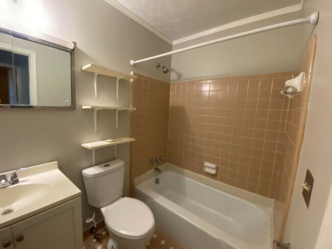 Building Photo - 2Bed/1Bath Available in August!