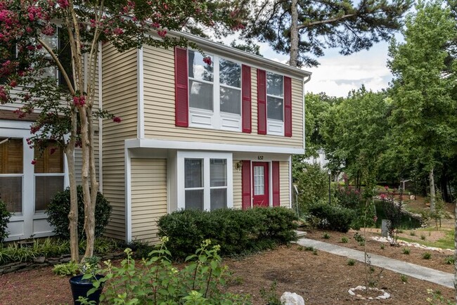 Building Photo - Cary Townhome!